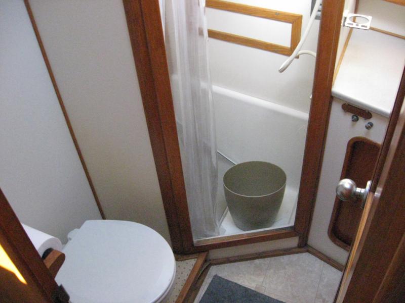 Click to enlarge image CLEAN BATHROOM - Clean Bathroom on the Blue Runner 2 - 